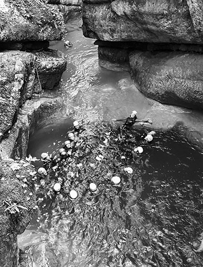 Le canyoning est une belle aventure à partager en famille ou entre amis