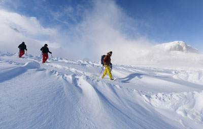 The practice of snowshoeing does not require any particular technical skill, you just have to like hiking